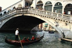 The ever romantic gondola ride through Venezie!